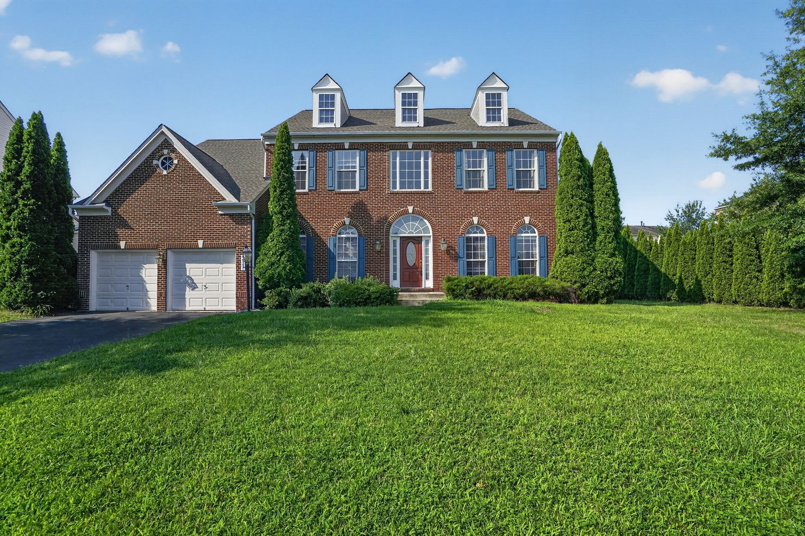 Luxurious 4 Bedroom 4.5 Bathroom SFH in Ashburn! – photo 1