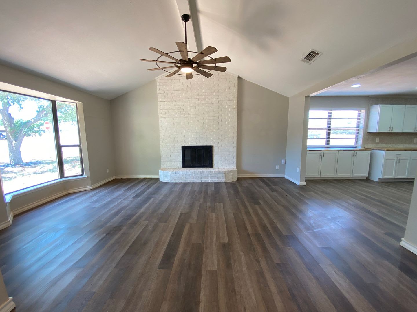 Spacious and Stunning Home with Solar Panels – Your Dream Property AWAITS! – photo 4