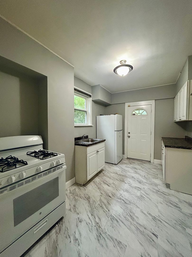 Available Now! Spacious 4 Bedroom Home in Marshall Shadeland – photo 4