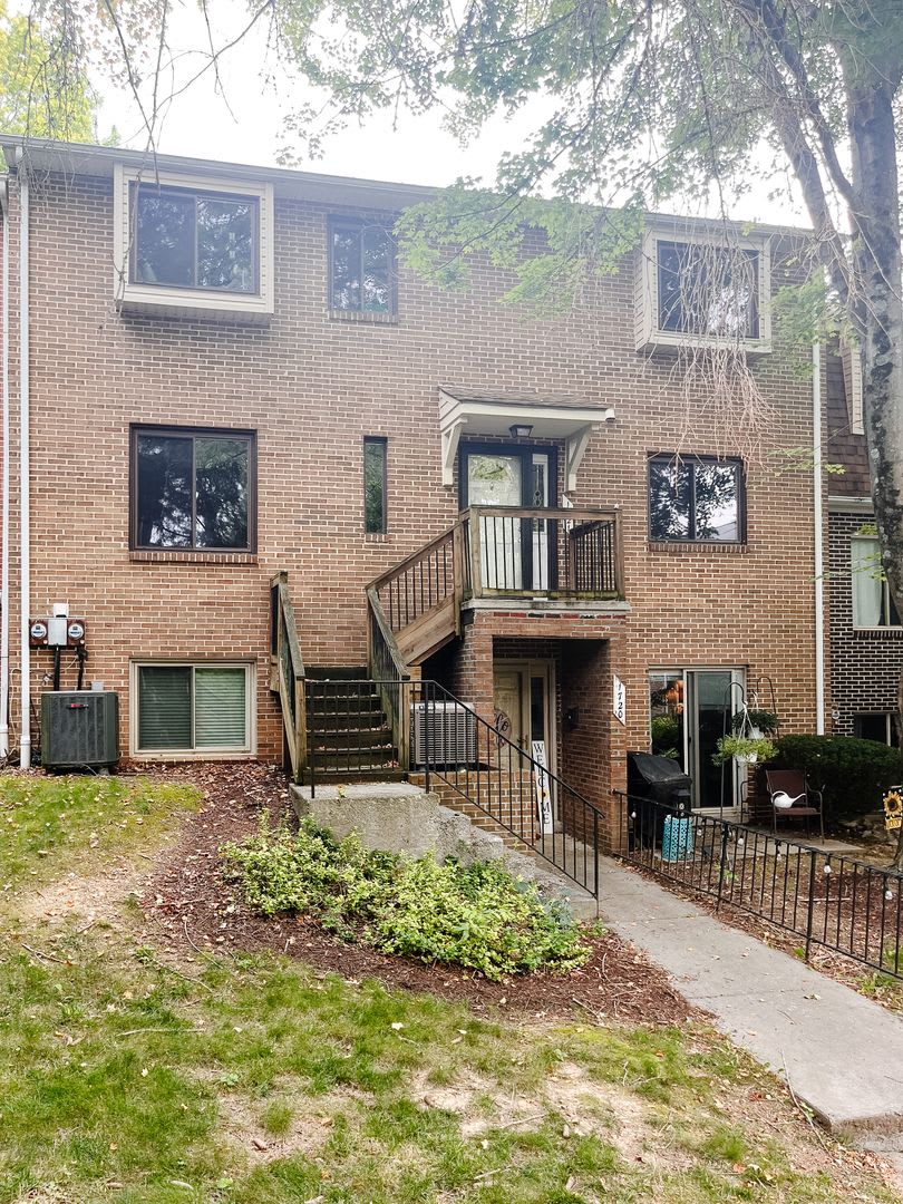 3 Bedroom, 2 Bath Townhouse – photo 2