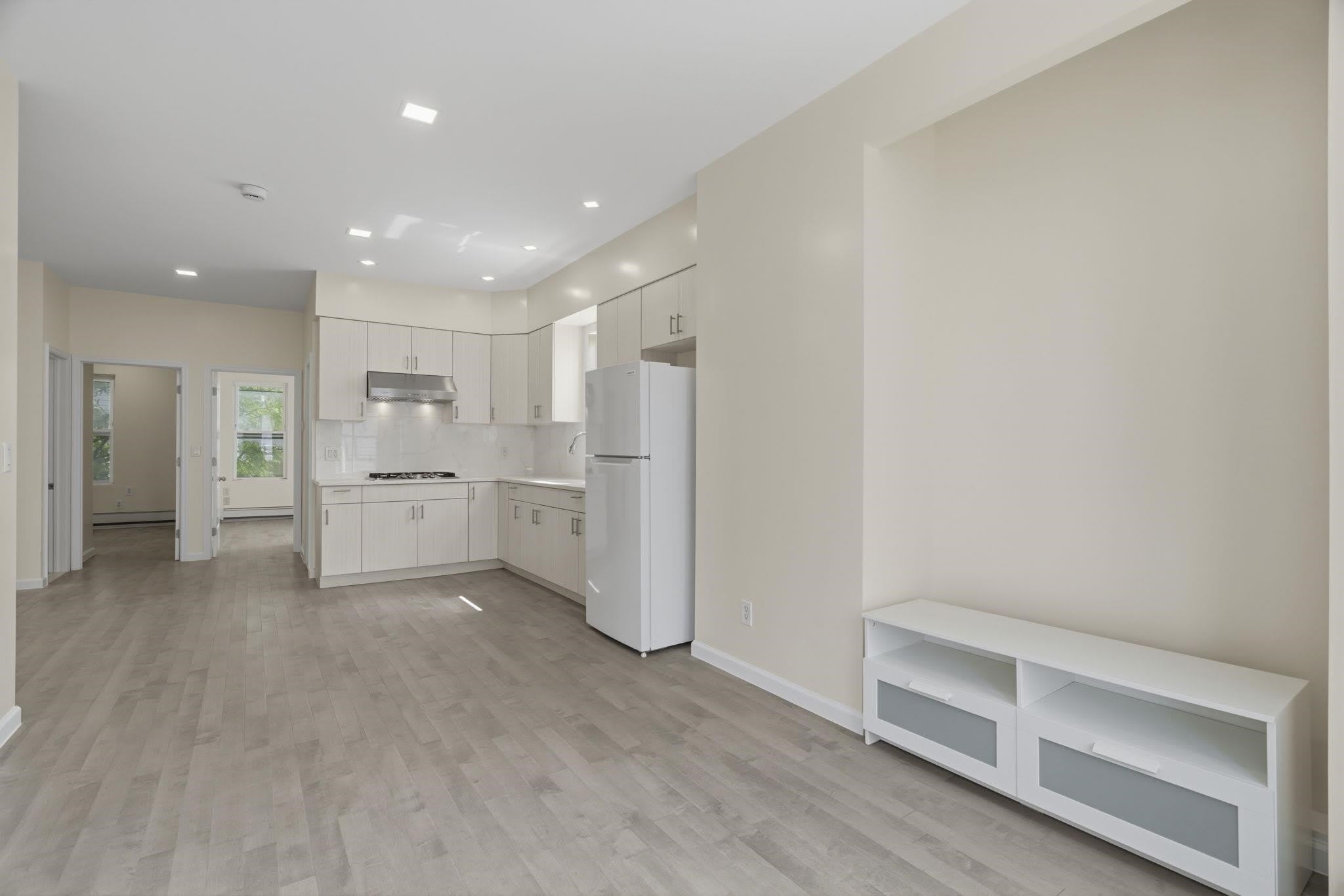 290 Grant Ave – photo 4