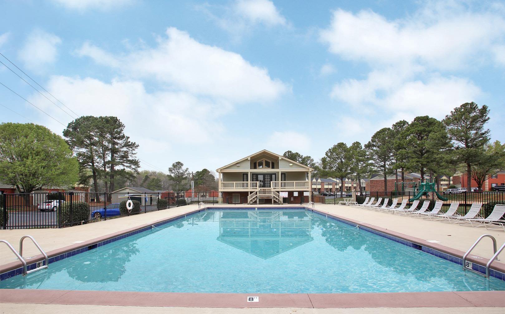 Country Club Apartments – photo 1