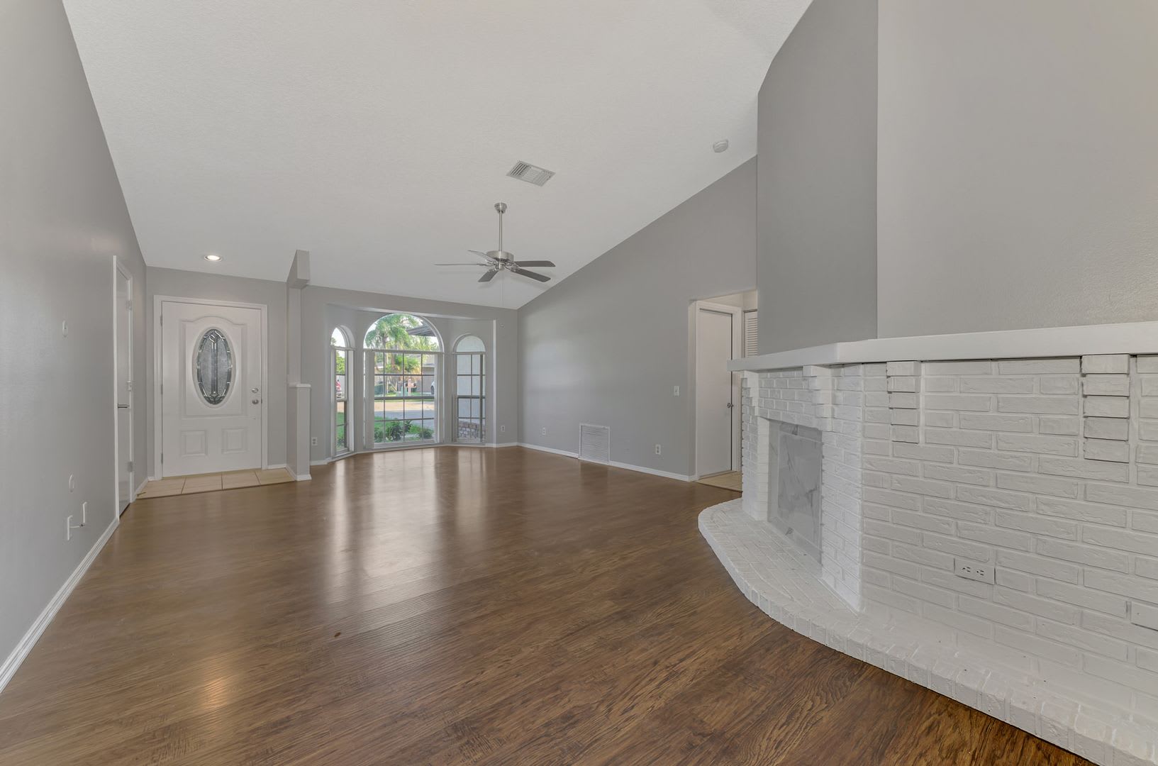 Stunning 3 Bedroom 2 Bathroom 2 Car Garage Home Located In The Highly Sought After Briarwood Community – photo 5