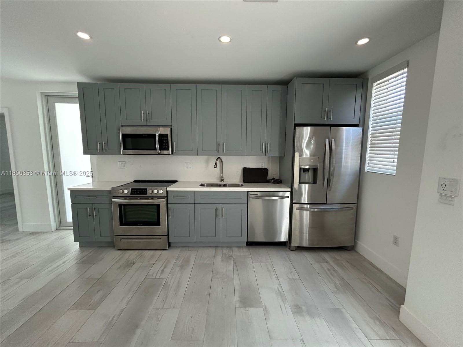 3823 Thomas Avenue – photo 2