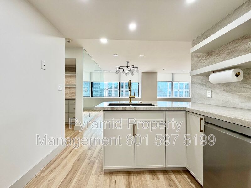 48 W Broadway – photo 4