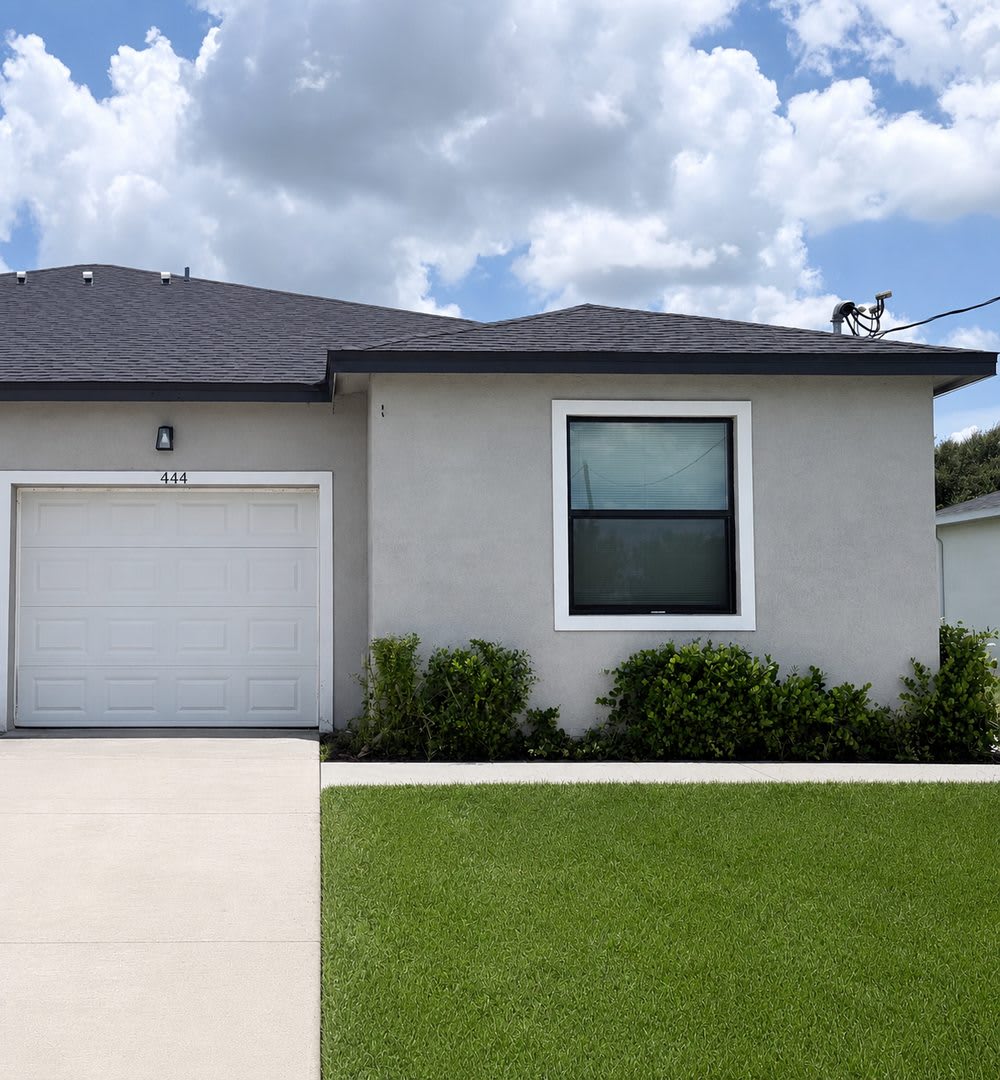 Like New 2 Bedroom 2 Bath w/ den and garage! – photo 1