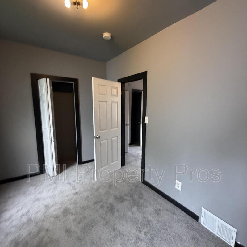 3127 West Garfield Avenue – photo 3
