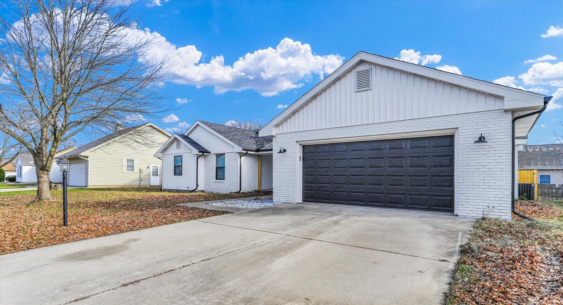 Charming 3 Bedroom Home With Private Backyard Retreat – photo 3