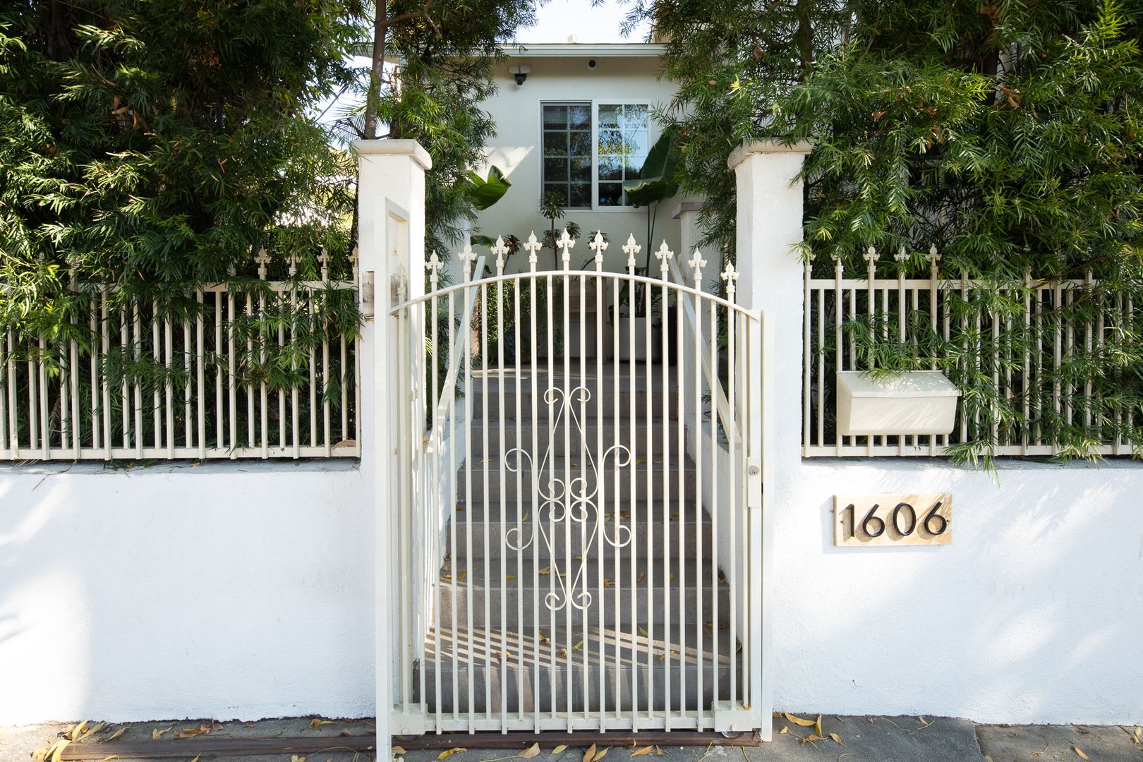 Fully Renovated Los Feliz Home With Private Yard Two Car Garage Creative Studio – photo 4