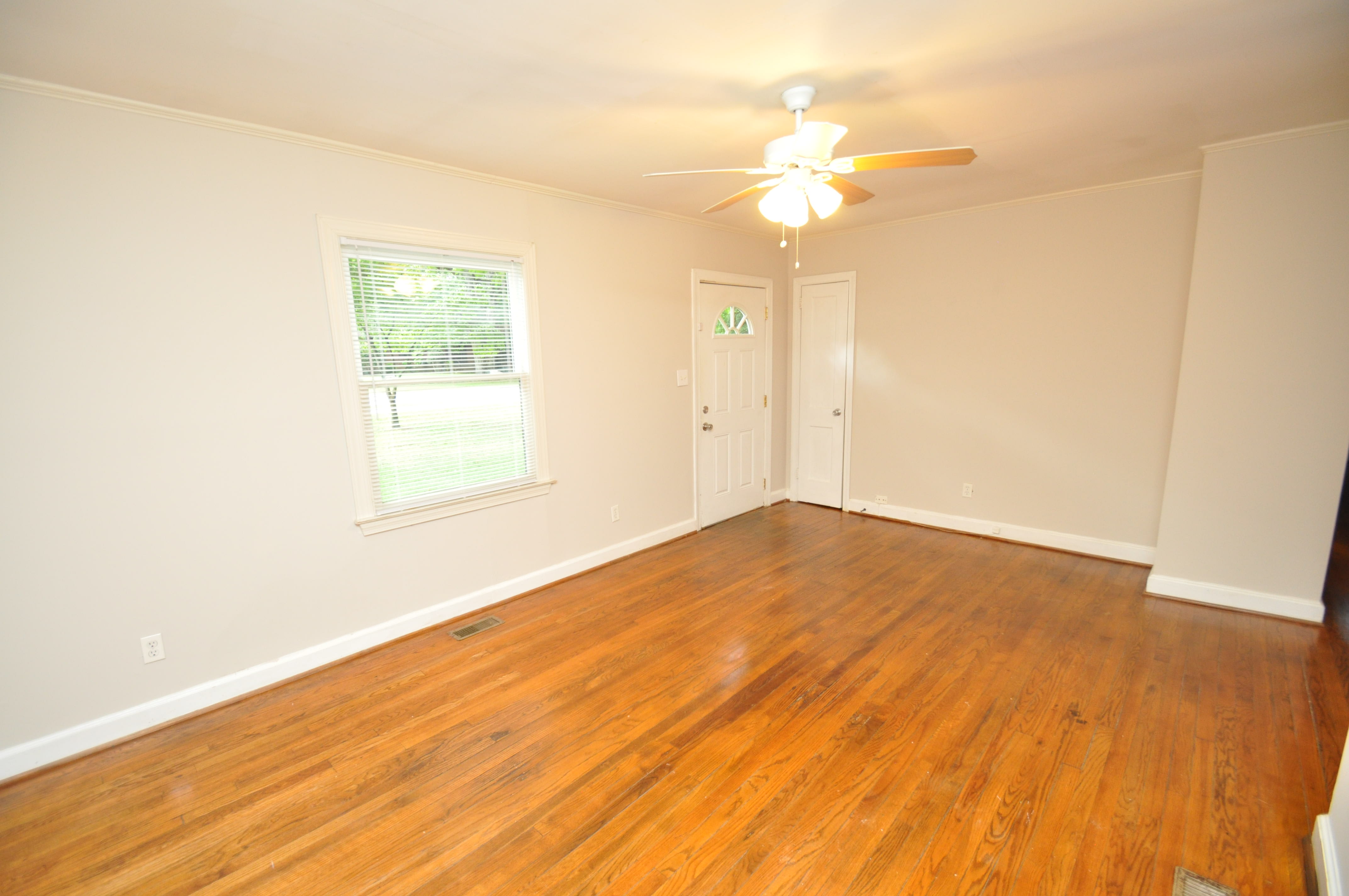 323 E Park St – photo 4