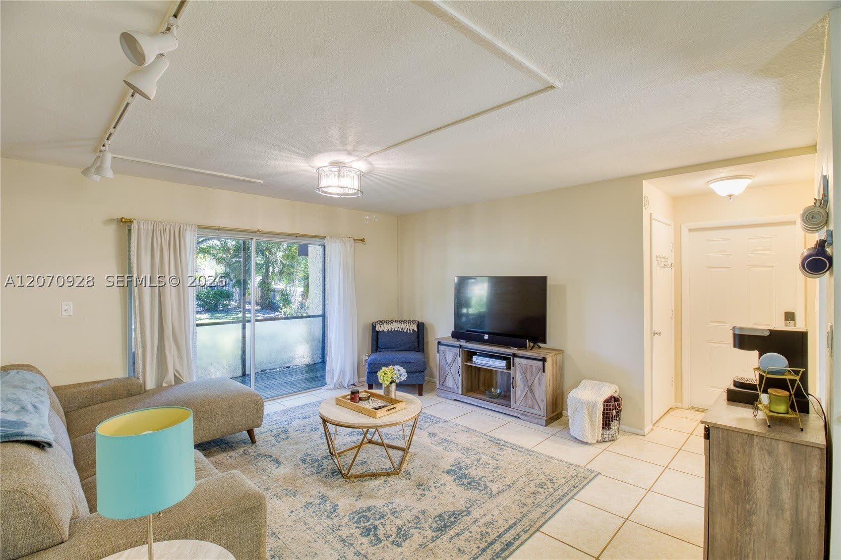 3095 N Oakland Forest Dr – photo 4