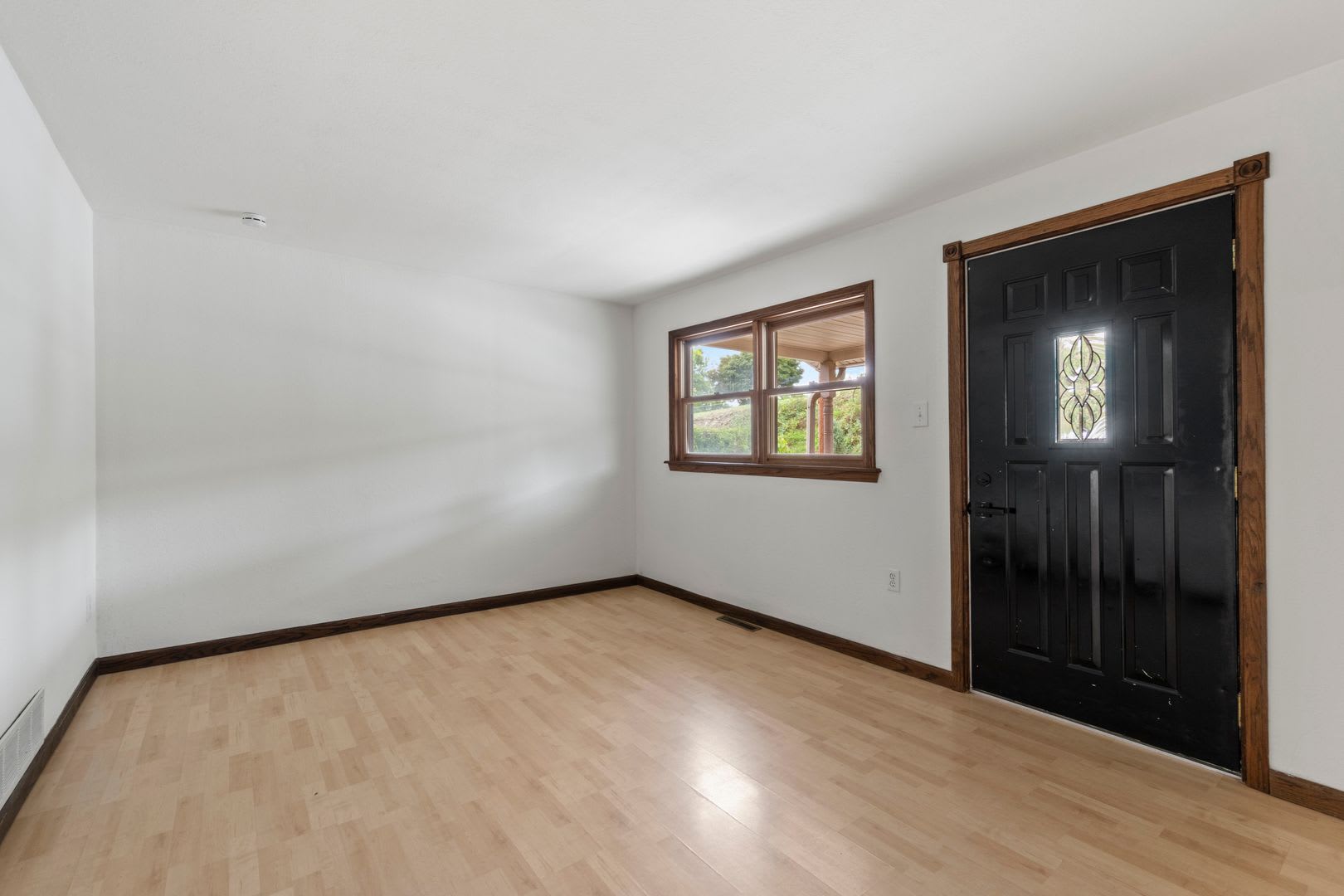 AVAILABLE NOW! Fully RENOVATED 2 bedroom in Bethel Park! – photo 4