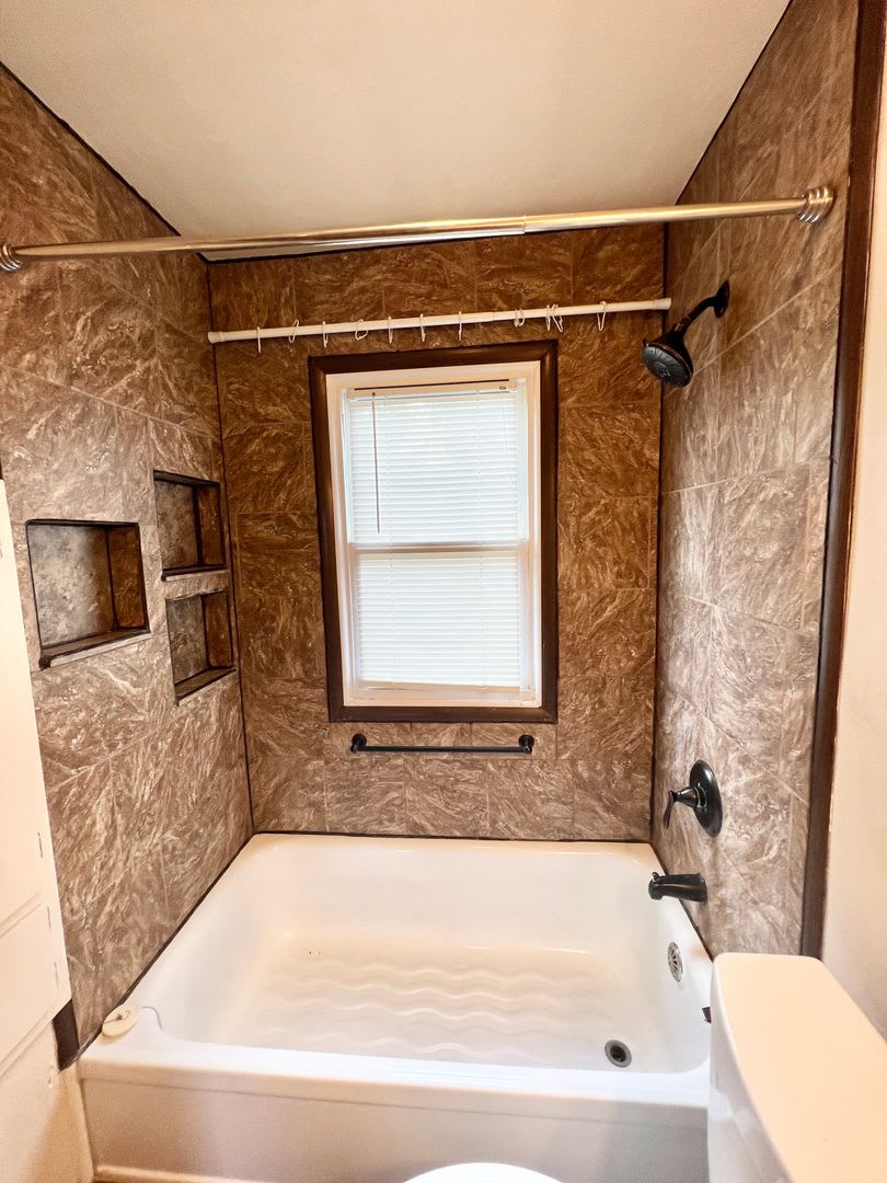 Spacious 2 Bedroom 1 Bath Single Family Home With Central Air- Available Now! – photo 4