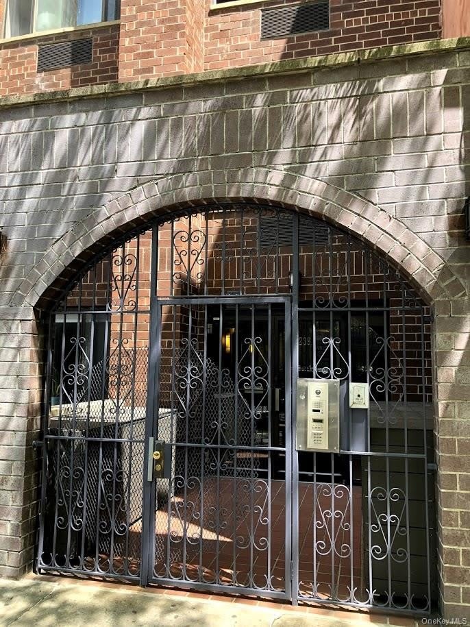 239 E 10th Street – photo 2