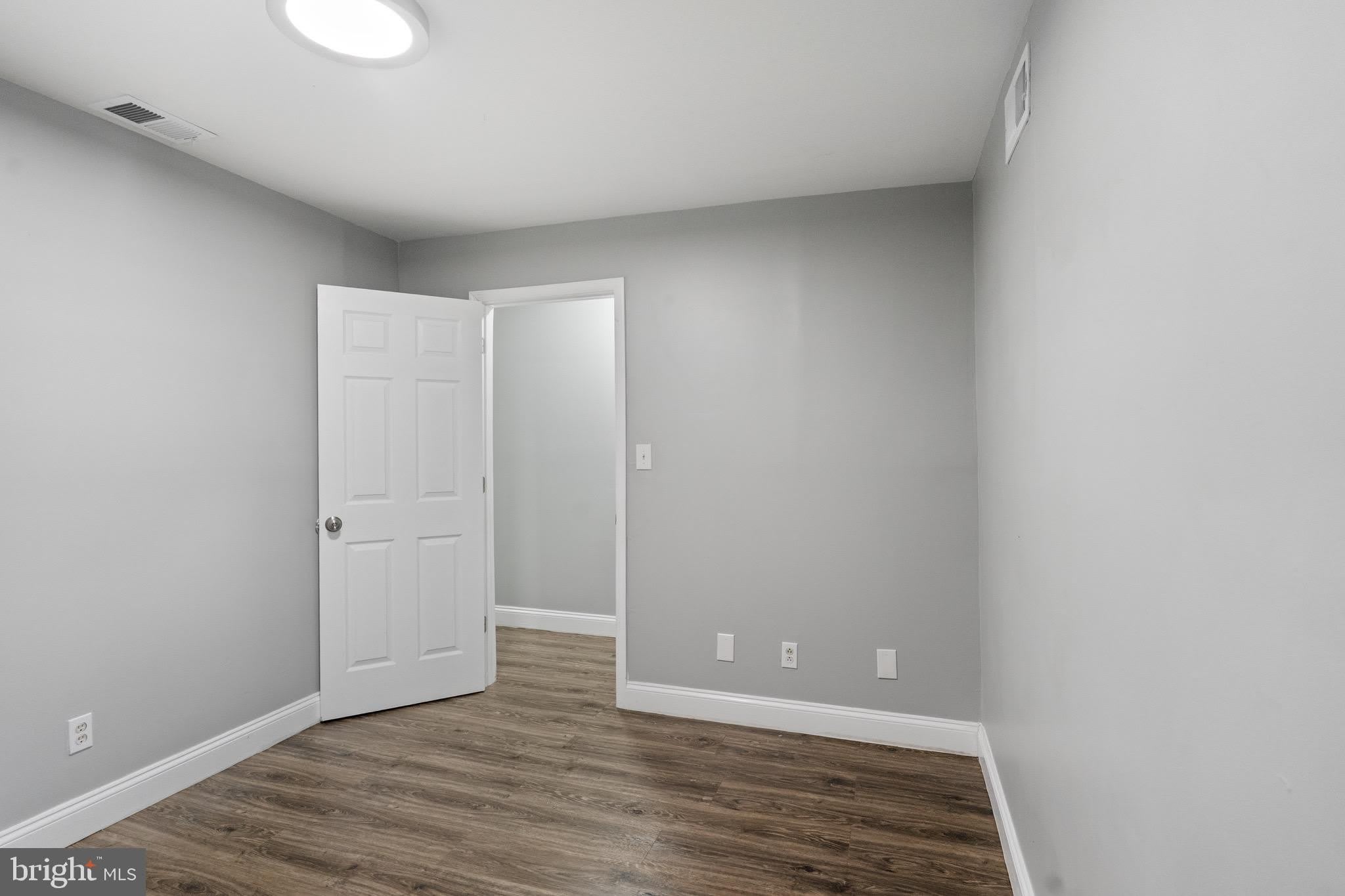 823 NEWINGTON Avenue – photo 5