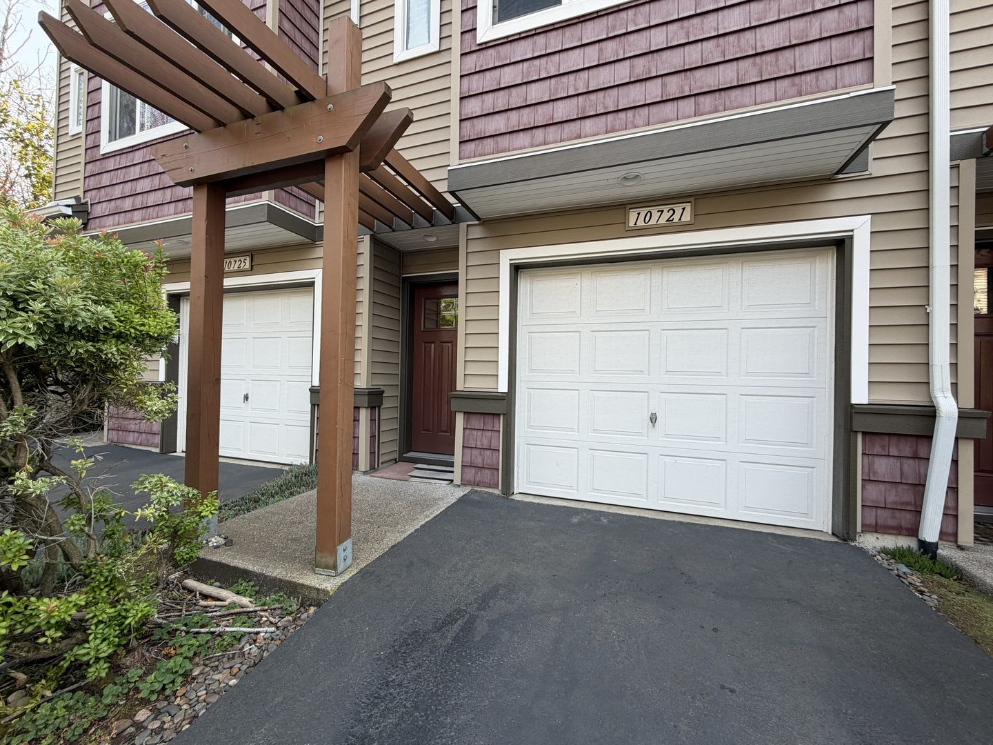 Hillsboro 2 Bedroom Townhouse With Stainless Steel Kitchen Gas Range Attached Garage Private Balcony – photo 2