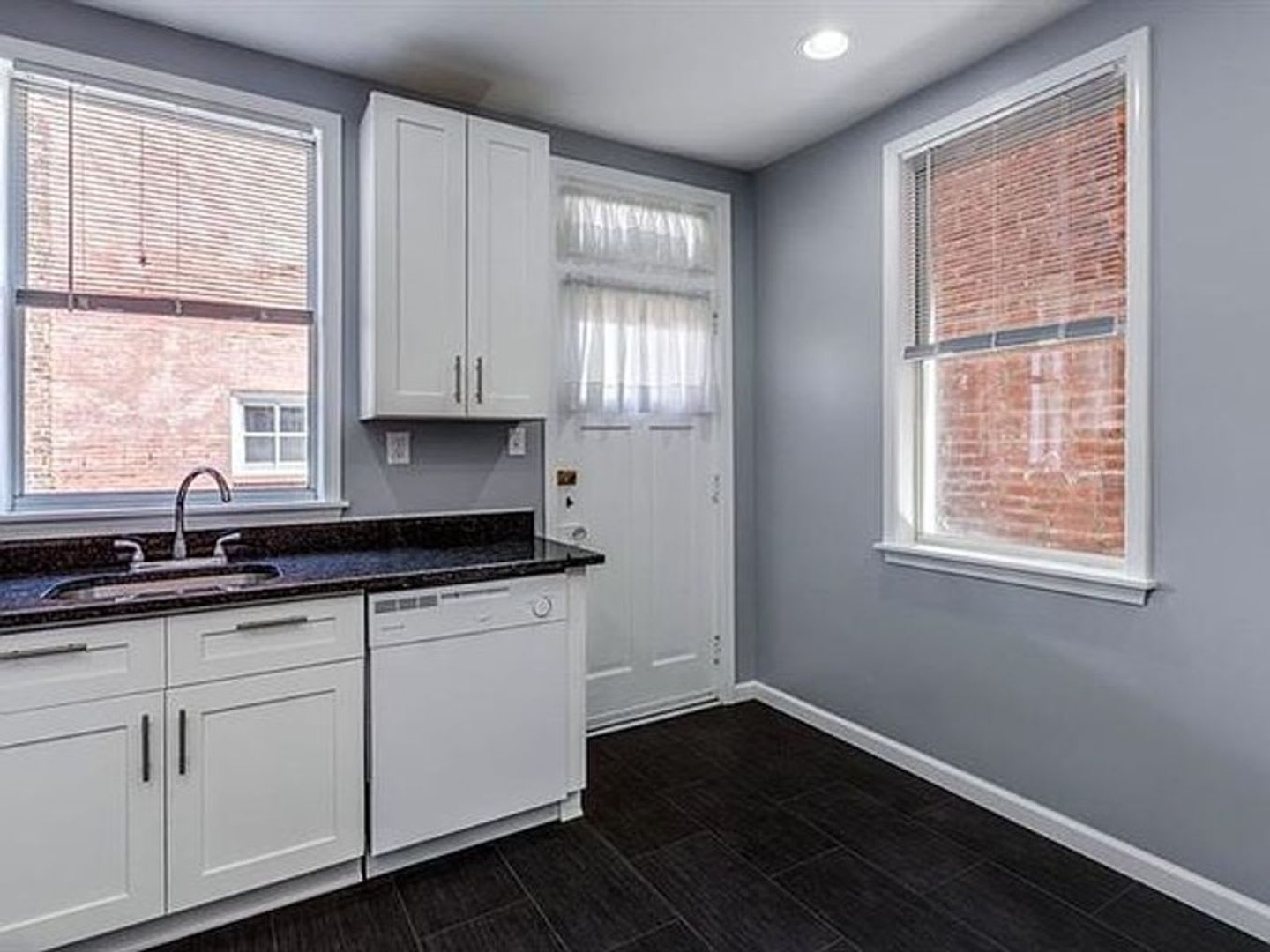 PRIME CENTRAL LAWRENCEVILLE 2 BEDROOM HOME – photo 3