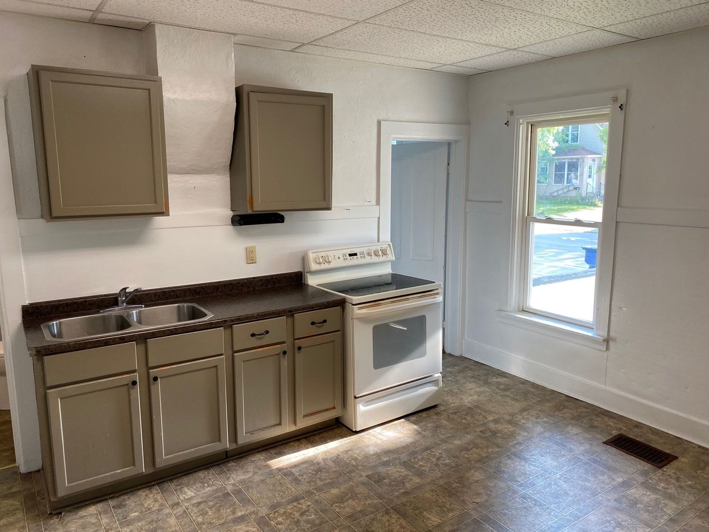 4 Bed 2 Bath Single Family Home in Wausau – photo 2