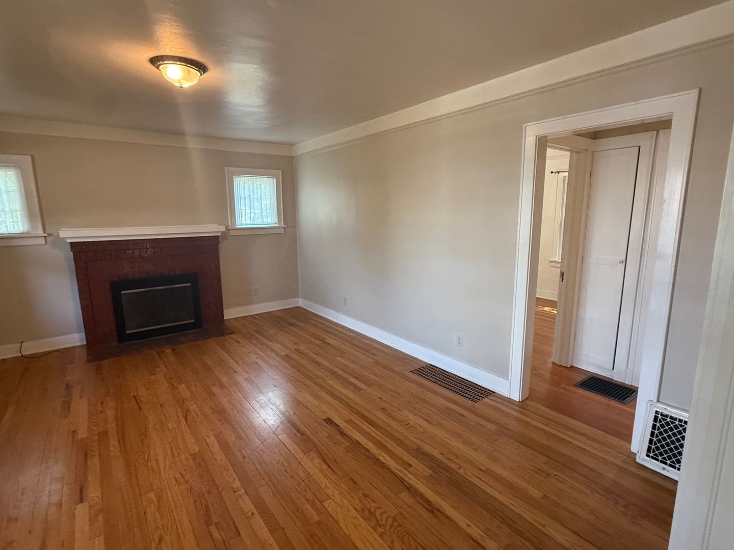 Charming 2BR/1BA Campus House – photo 4