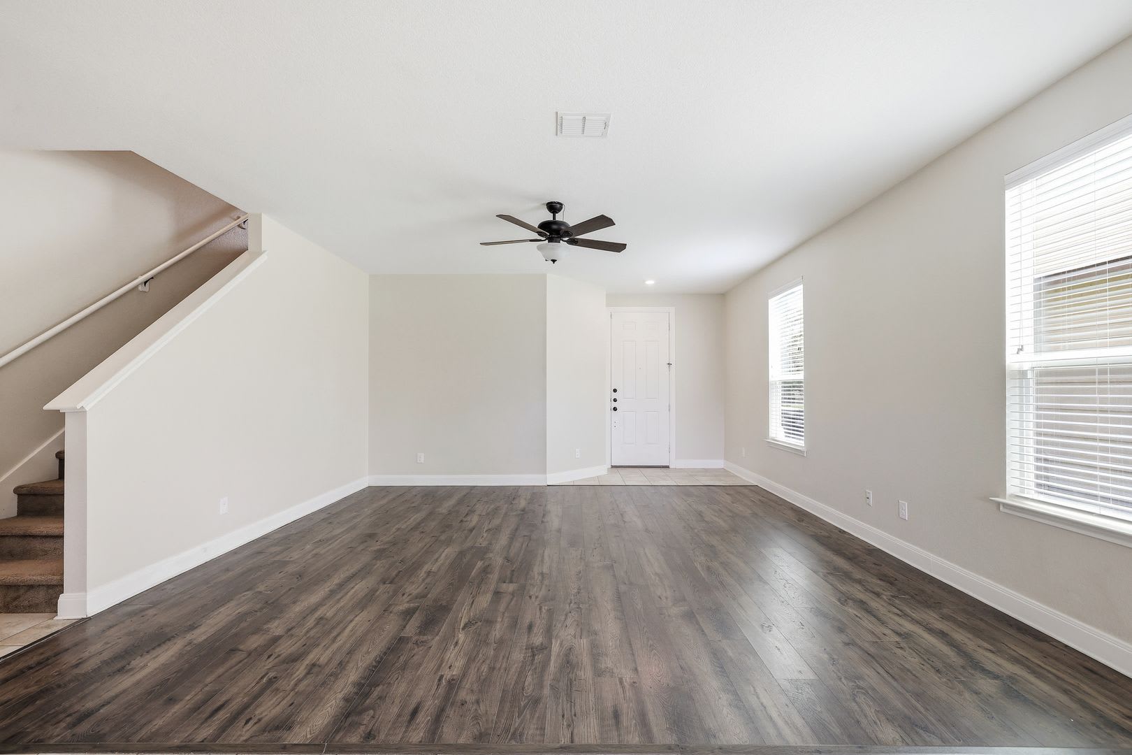 ***MOVE-IN SPECIAL: ONE WEEK FREE***Updated Two-Story Near Lackland AFB with Loft – photo 3