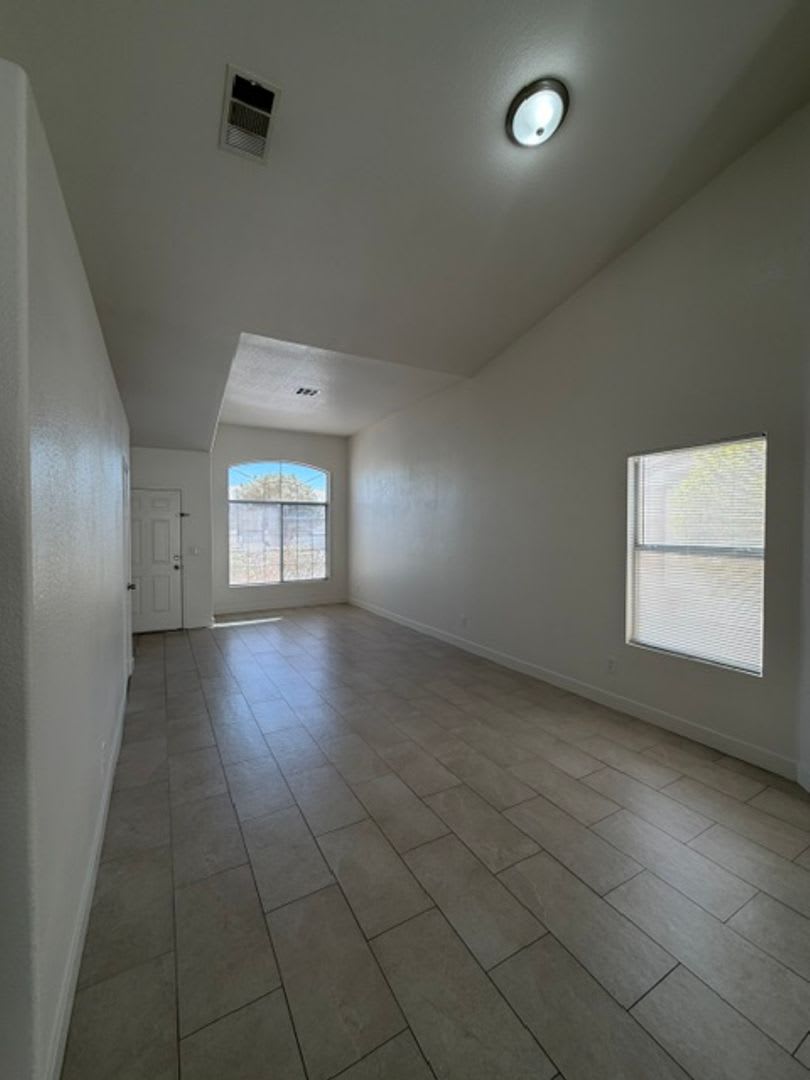RARE SINGLE STORY HOUSE. 3 BED/2 BATH. FRESH PAINT AND TILE. – photo 3