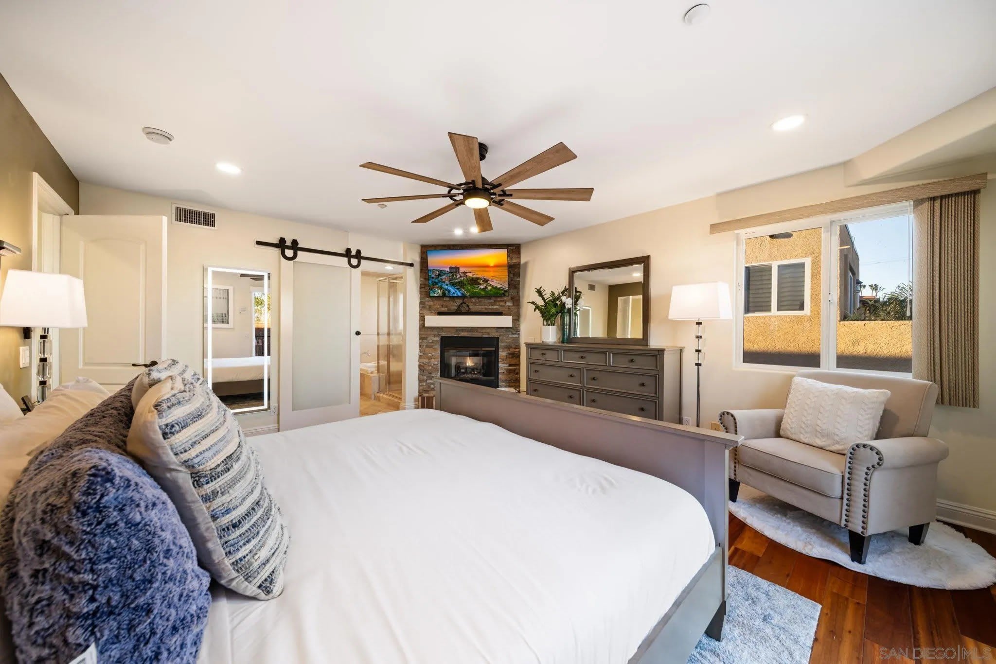 886 Felspar St – photo 5