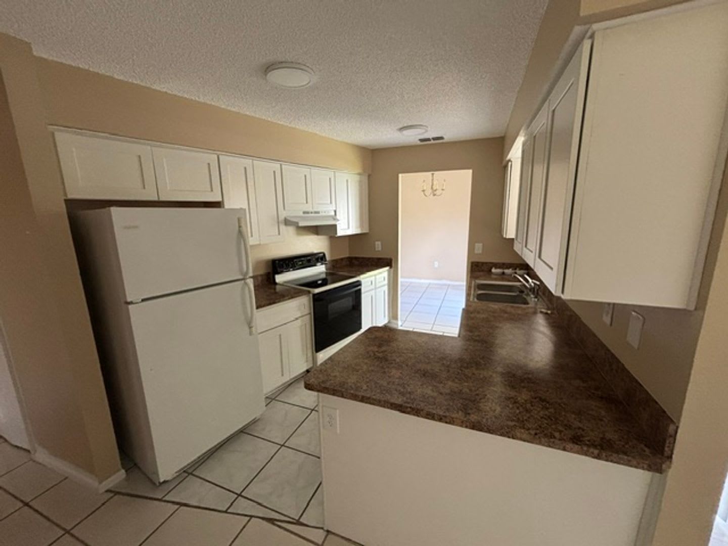 3 Bedroom, 2 Bath, 2 Car Garage Rental – photo 3