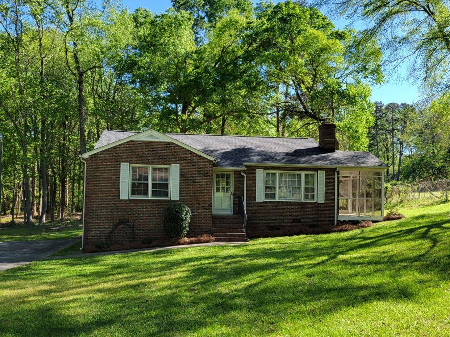 Two bedroom house with large yard in Bel Air Acres!! – photo 1