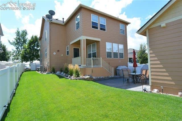 Large updated home with mountain views! – photo 4