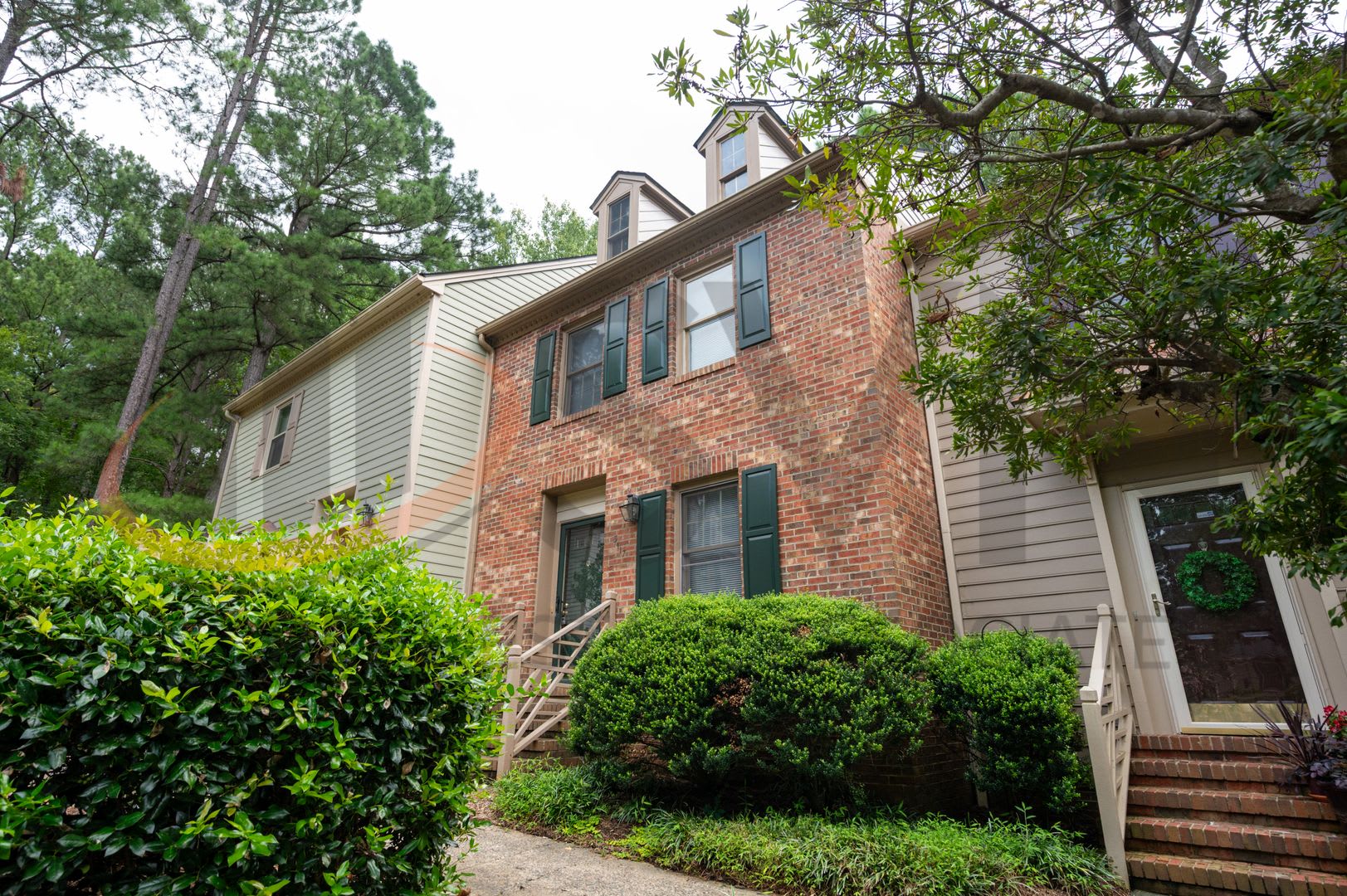 Charming 2BR & 2.5BA Townhome with Dual Primary Suites in Woodstream Glen – photo 2