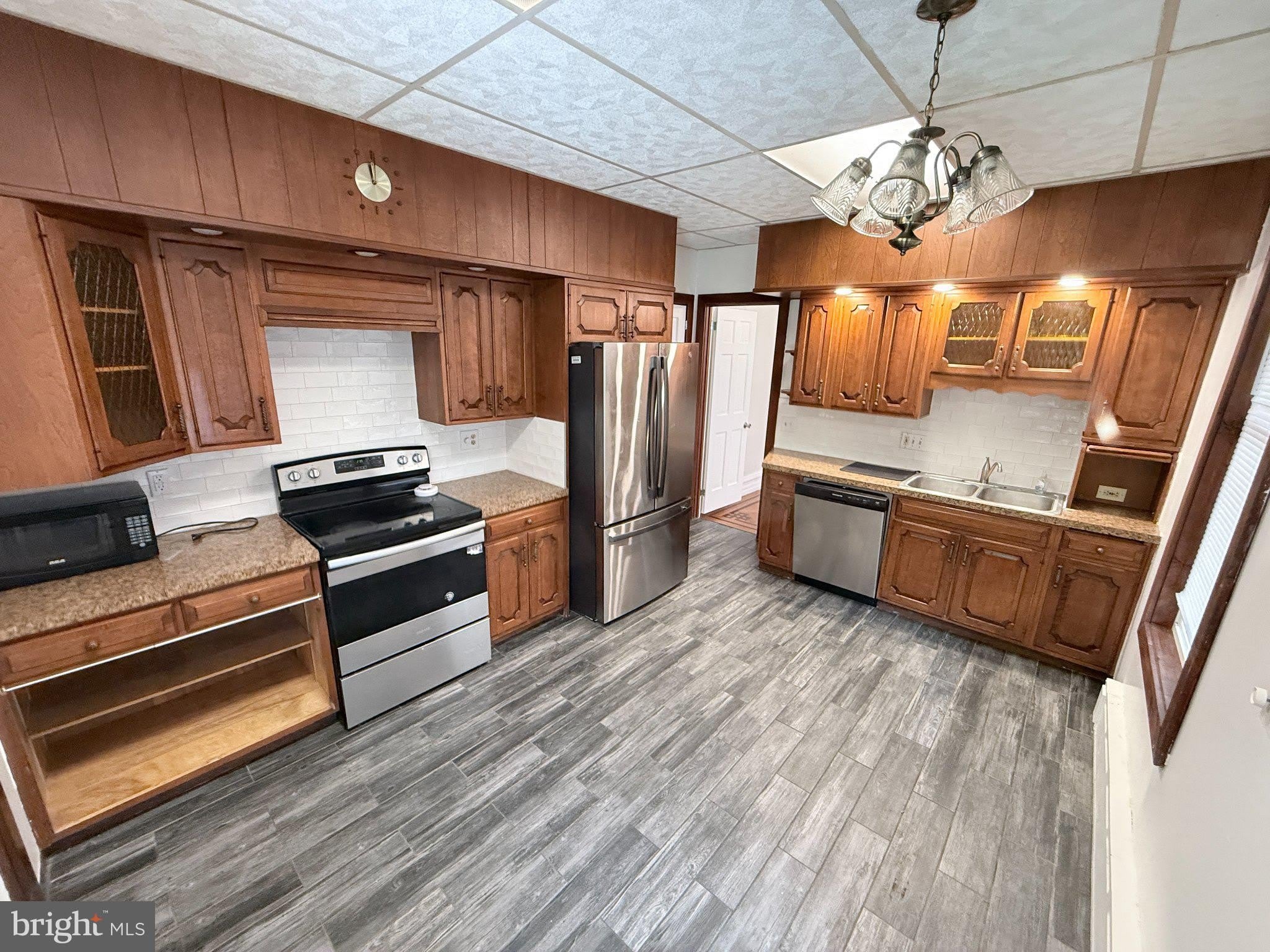 834 CENTRE Avenue – photo 4