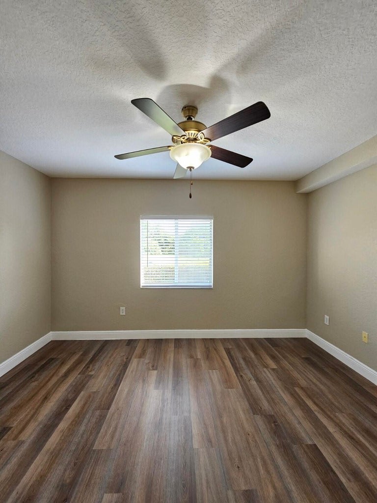 1049 Golden Lakes Blvd – photo 3