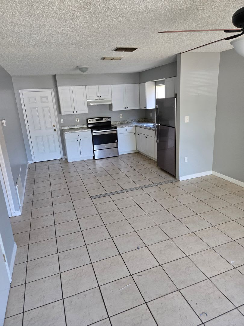 2 BED / 1 BATH DUPLEX (MOVE IN SPECIAL 1/2 OFF 1ST MONTH'S RENT) – photo 2