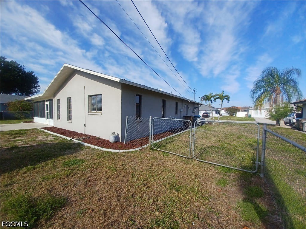 3305 SW 7th Place – photo 1