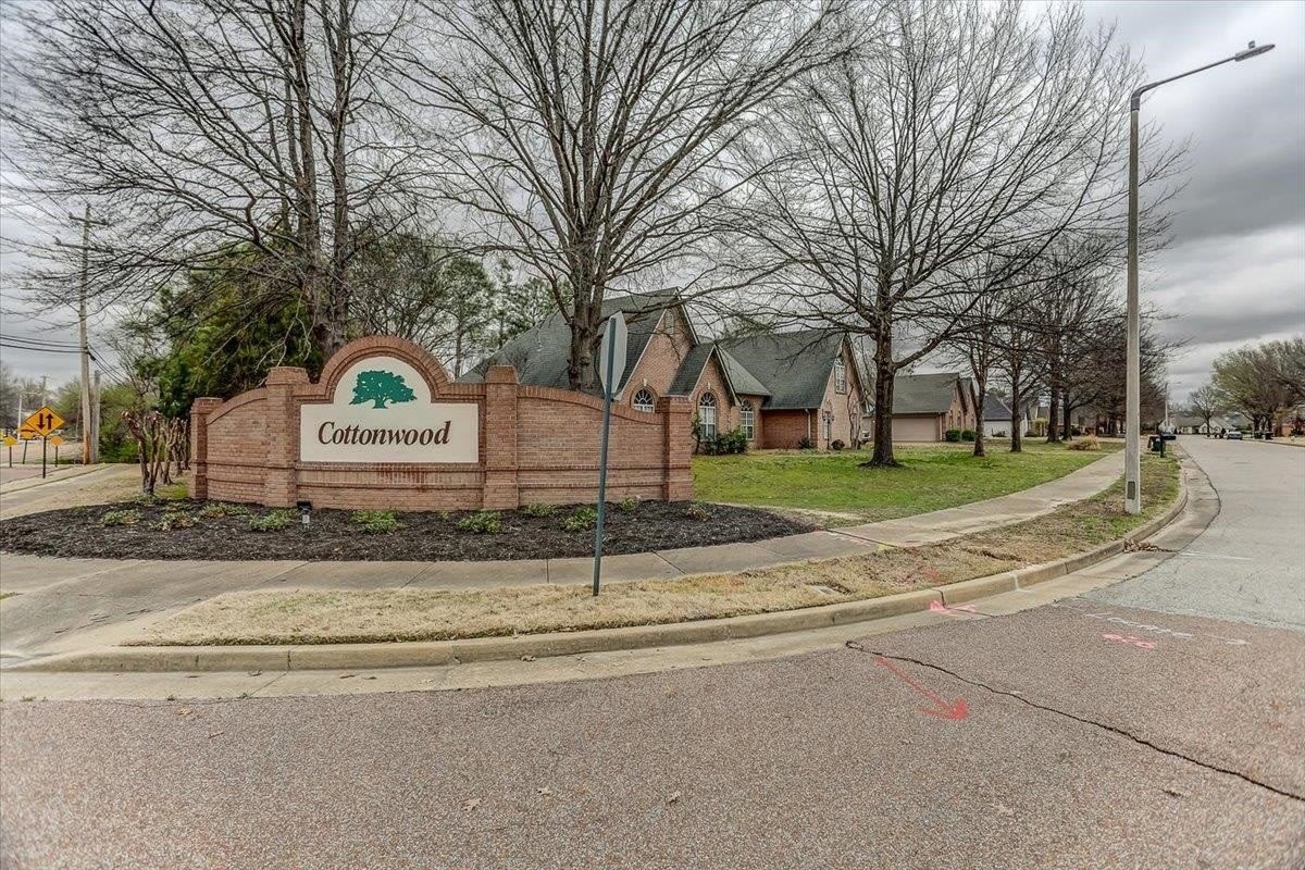 160 Cottonwood Dr – photo 2