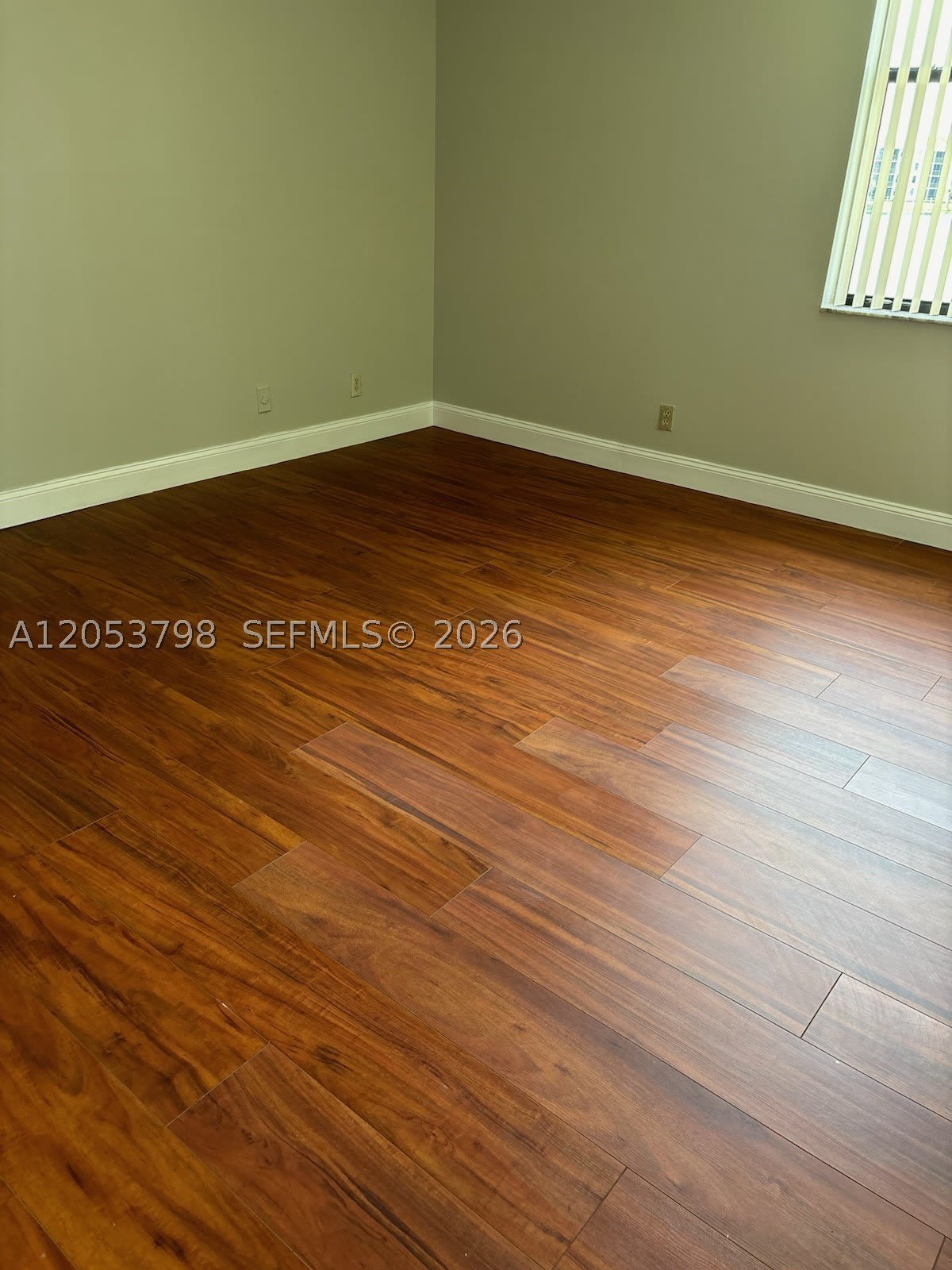 112 Lake Emerald Dr – photo 4