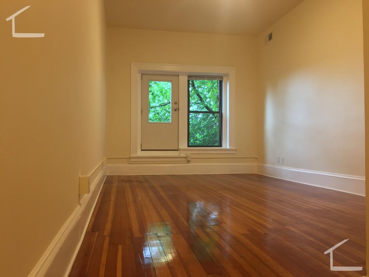 Charming 2 Bedroom-No Broker Fee – photo 3