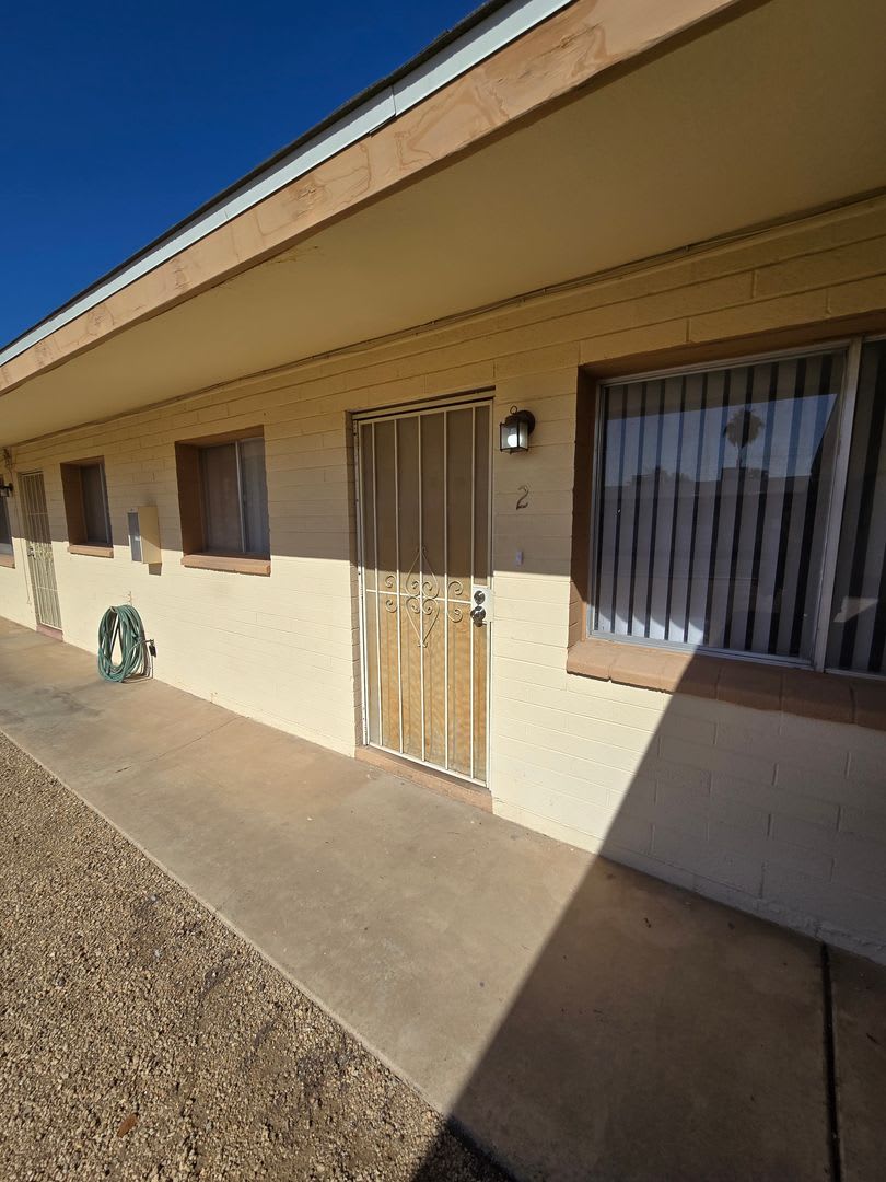 Great Location! Remodeled 1 bed 1 bath – photo 2