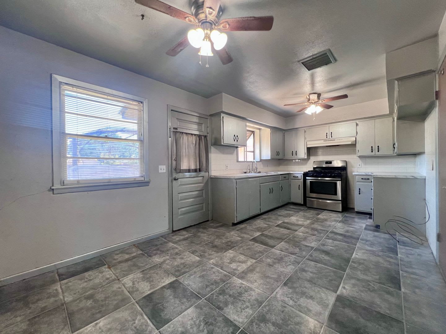 Great 3/2/1 Located Near Texas Tech University – photo 5