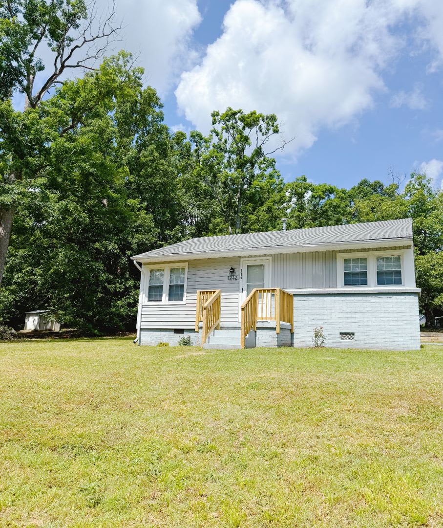 Amazing 2 bedroom 1 bath house available early September – photo 1