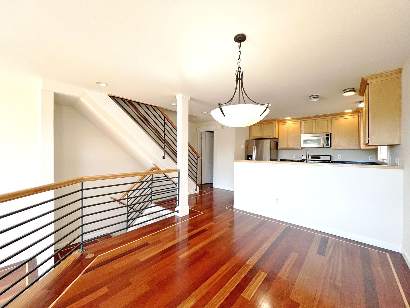3 BED SEATTLE TOWNHOME FOR RENT W HIGH END FINISHES & EASY COMMUTE – photo 4