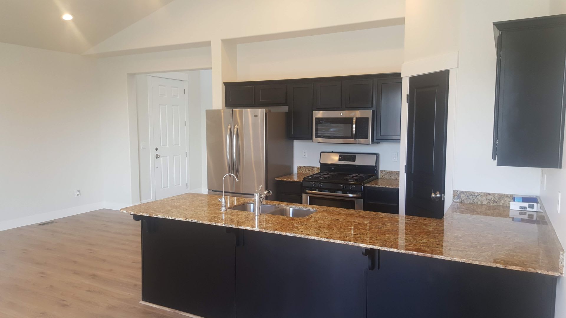 Spacious 3-Bedroom Corner Lot Townhome in West Point – photo 3