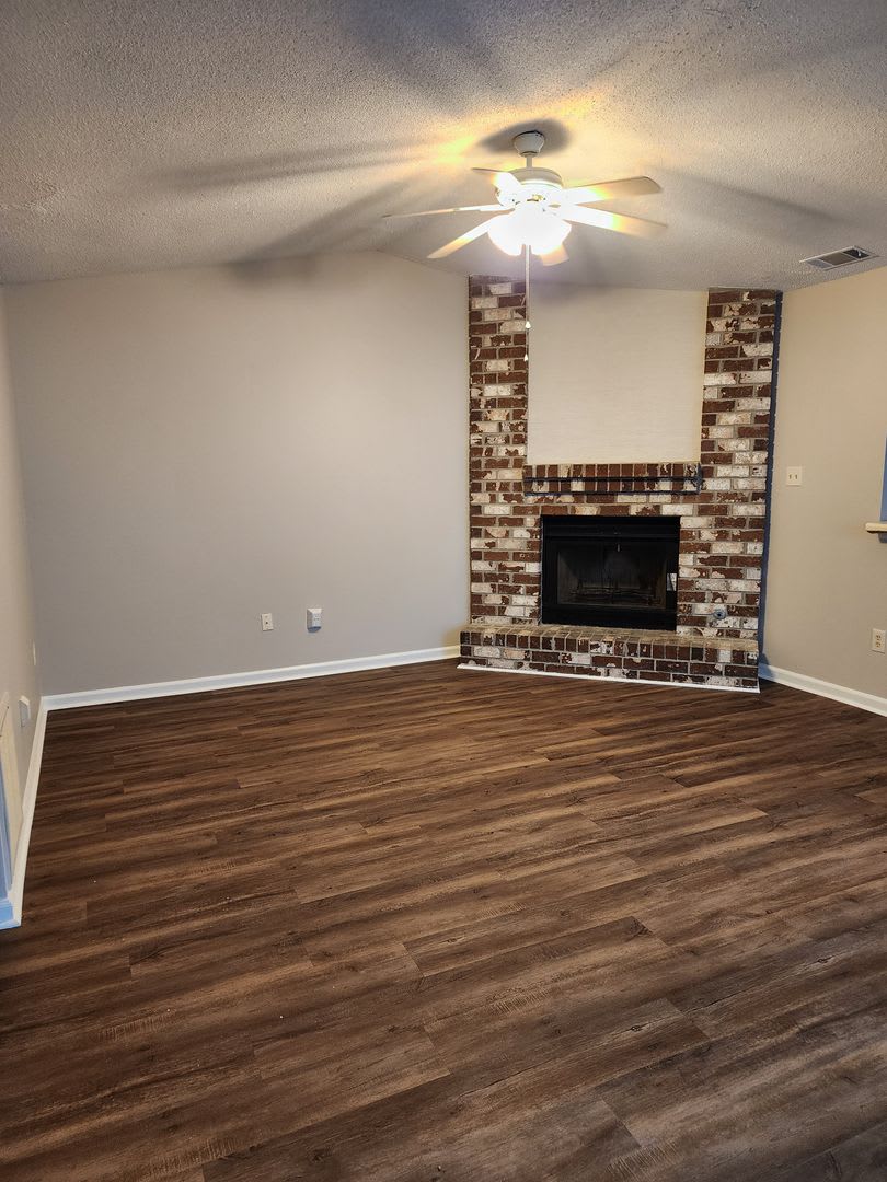 Available Mid September Spacious 2 Bedroom 2 Bath Townhome With Walk In Closets Fireplace And Washer Dryer Included – photo 3