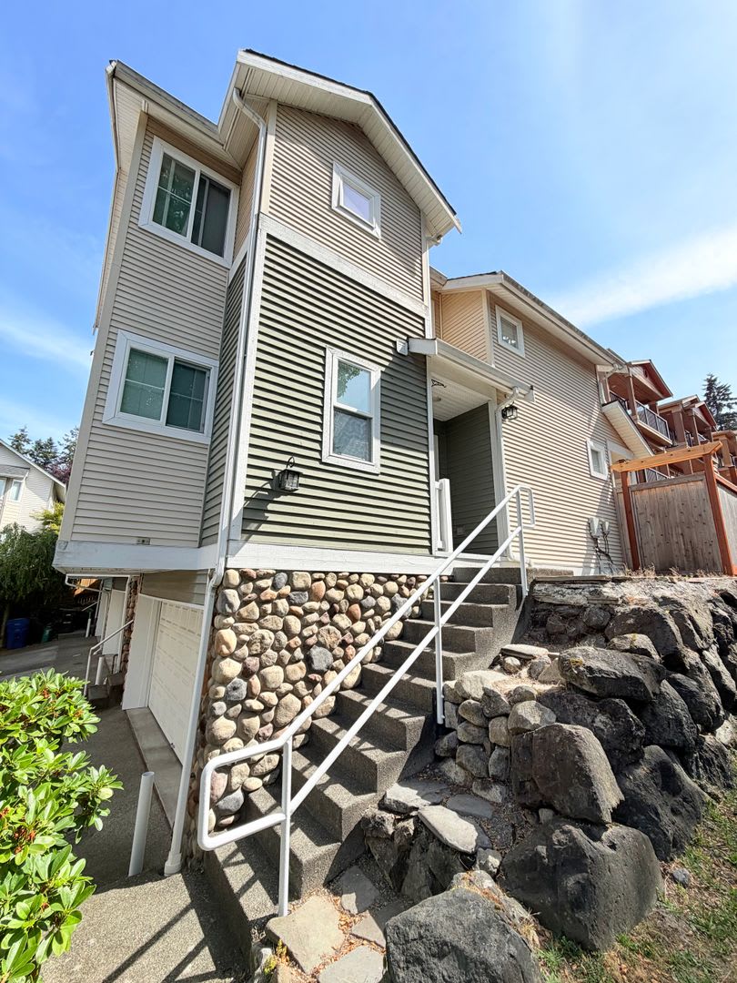 Limited-Time Move-In Special! Lovely Lake City Townhouse – photo 1