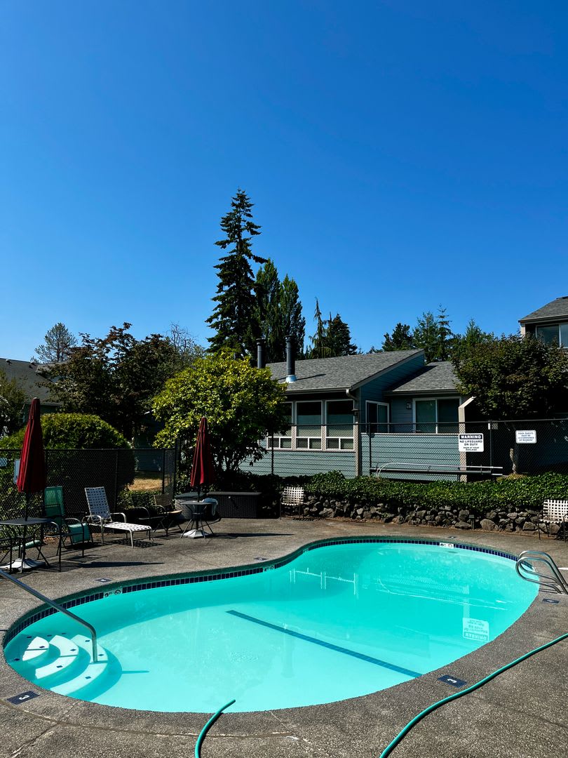 Adorable Condo Within Walking Distance to Winslow and Ferry – photo 3