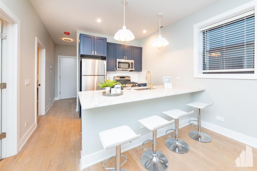 2026 W Montrose – photo 1