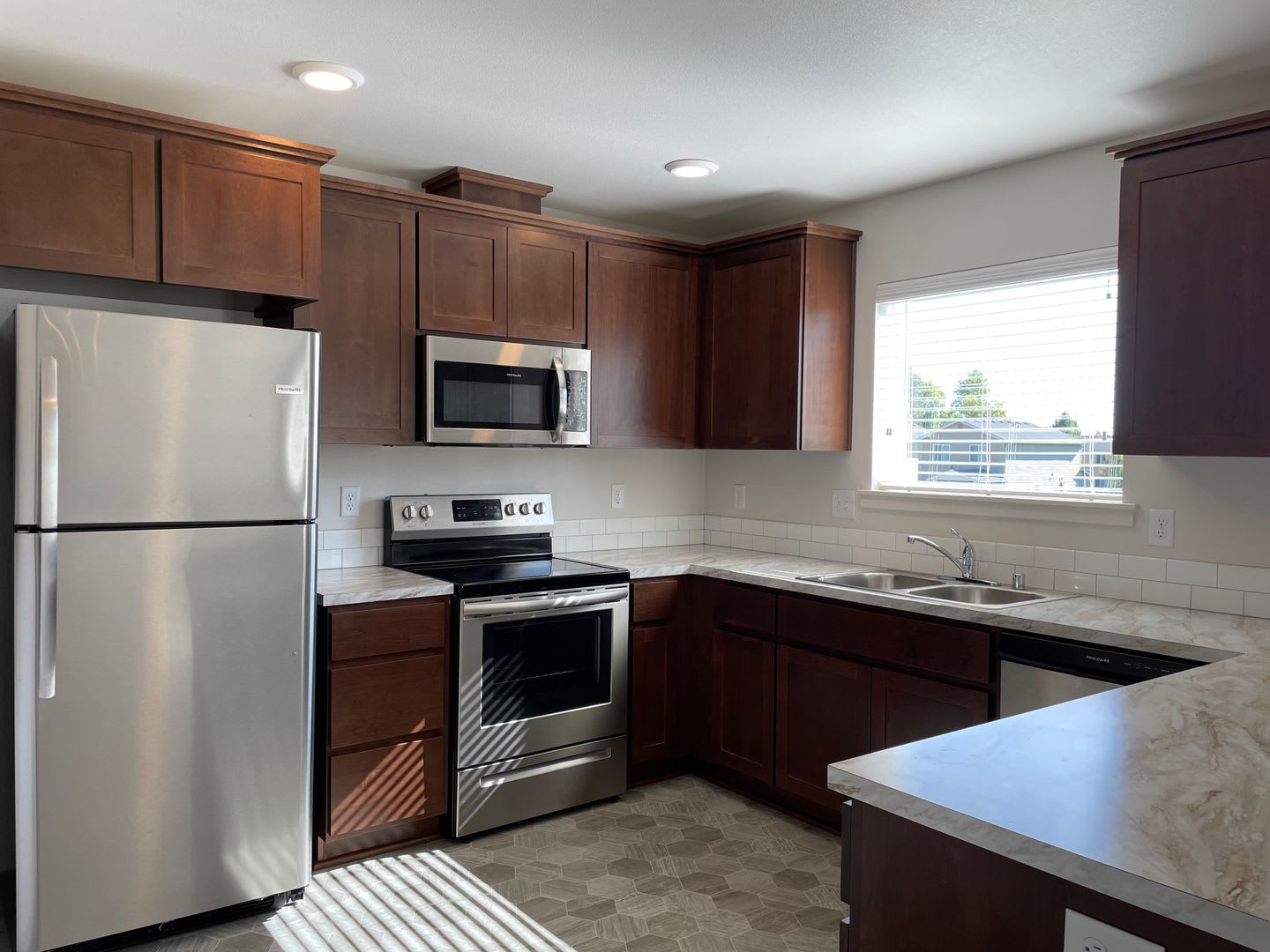 C221 Daybreak Gardens Apartments – photo 1