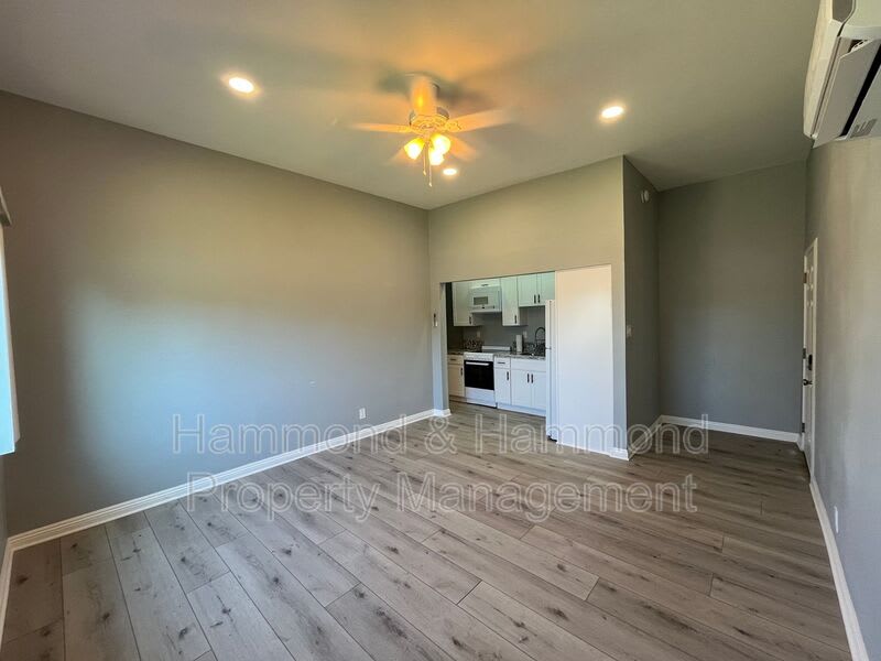 23242 Victory Blvd. – photo 4