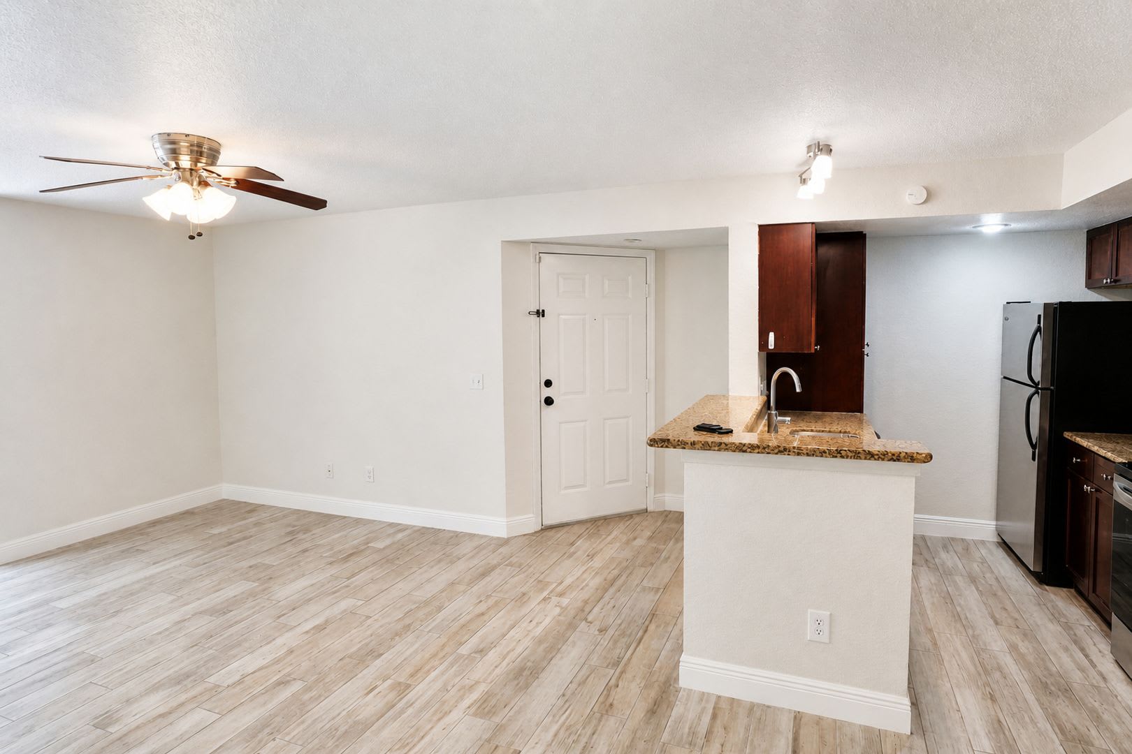 Renovated 2/2 with Pond View Gated Community Near Millenia – photo 3