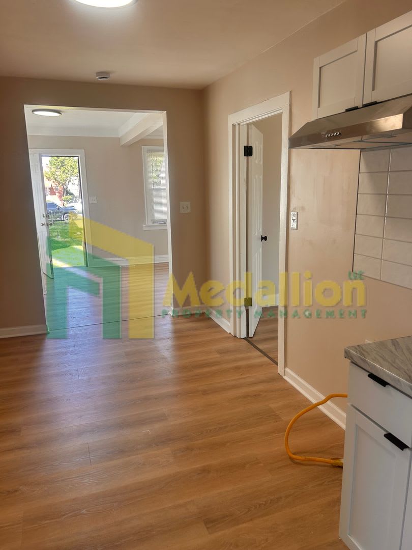 Spacious 1-Bedroom Single-Family Home with Large Fenced Yard – photo 5